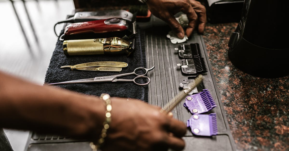 découvrez l'univers du barbering : techniques de coupe, conseils d'entretien de la barbe, tendances et astuces pour un style élégant et soigné.