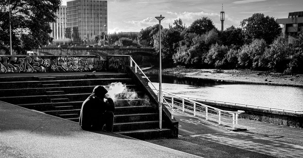 découvrez pourquoi votre tondeuse à gazon fume, quelles en sont les causes possibles et comment résoudre ce problème pour garantir le bon fonctionnement de votre appareil.