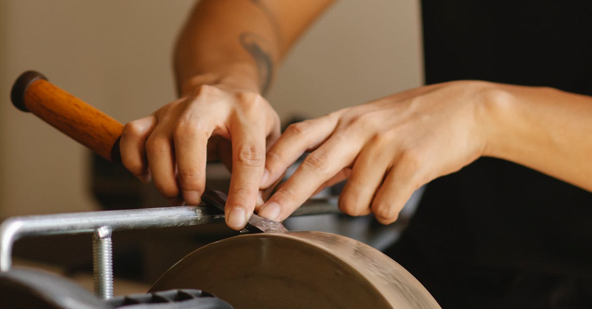 découvrez nos conseils et techniques pour l'affûtage efficace de vos outils et couteaux. apprenez à maintenir un tranchant optimal pour des performances durables et sécurisées.